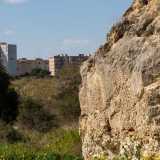 Mentre costeggiamo una parete di roccia porosa, notiamo una cavit� nella pietra